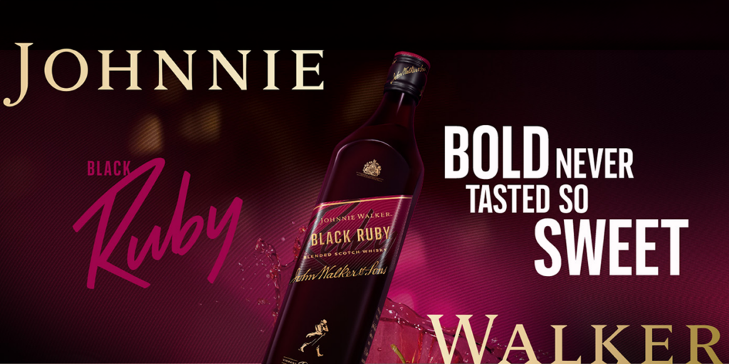 Lahev Johnnie Walker Black Ruby na šarlatovém pozadí