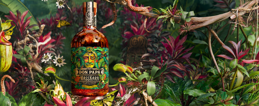 Lahev Don Papa Masskara na pozadí z exotickými rostlinami